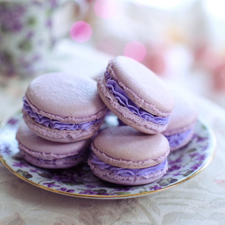 Dusty mauve wedding macaroons.